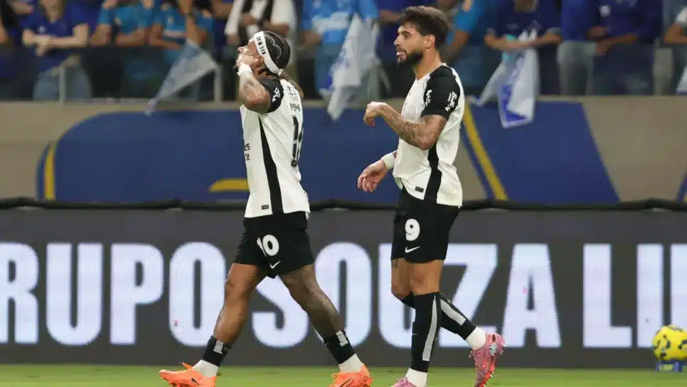 Memphis e Yuri Alberto comemoram o gol do Corinthians sobre o Cruzeiro