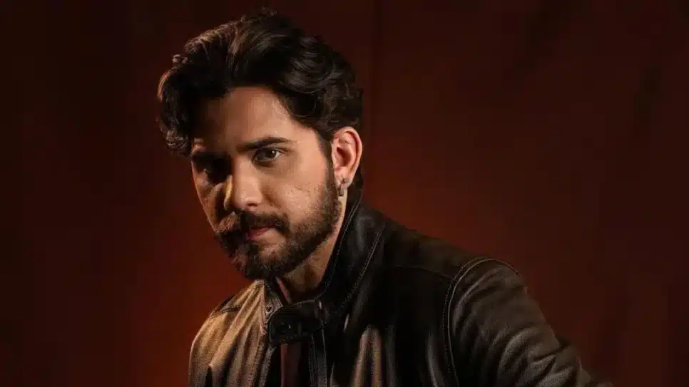 Gustavo Mioto é compositor de grandes hits de sua carreira como "Impressionando os Anjos", "Coladinha em Mim", "Restrição Sentimental" e "Voltando Pra Mim"