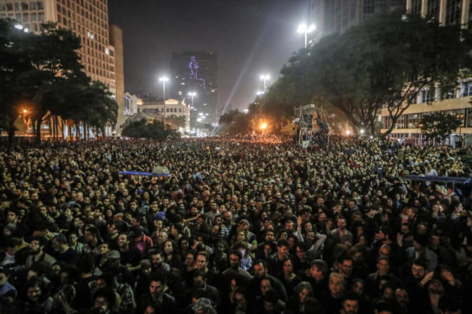 Vale do Anhangabaú lotado para o show de Caetano Veloso com os filhos