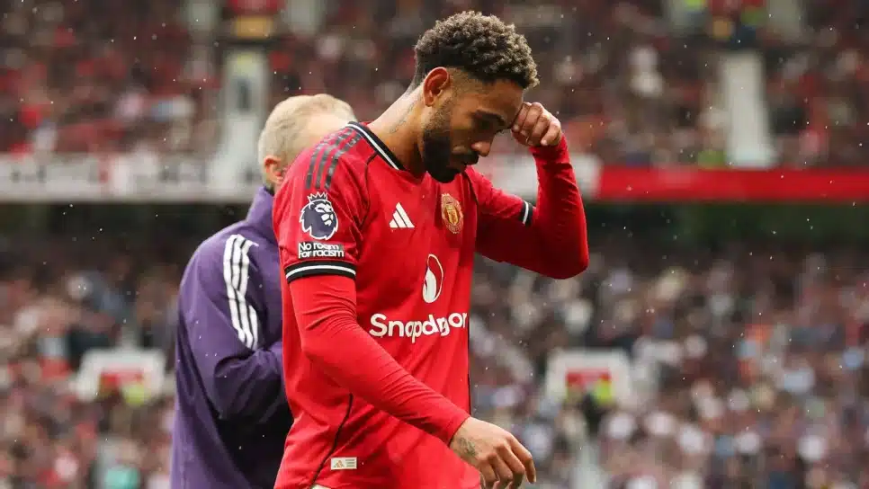 Matheus Cunha se lesionou em jogo do Manchester United