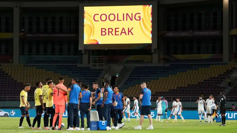 Pausa para hidratação durante o Mundial Sub-17 de 2023