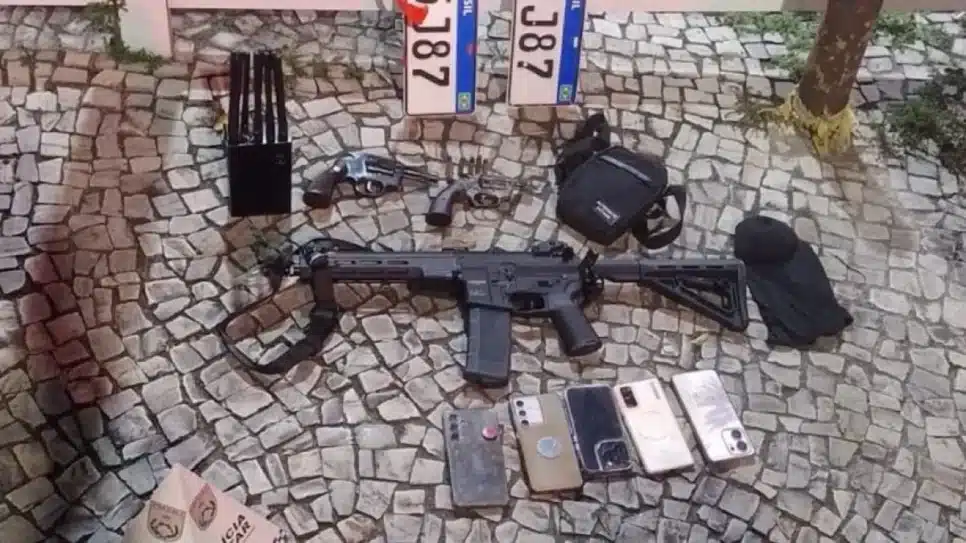 Durante a ação, os policiais apreenderam 2 revólveres calibre .38, uma réplica de fuzil, 5 celulares, 1 bloqueador de sinal GPS e o carro utilizado na fuga, que havia sido roubado