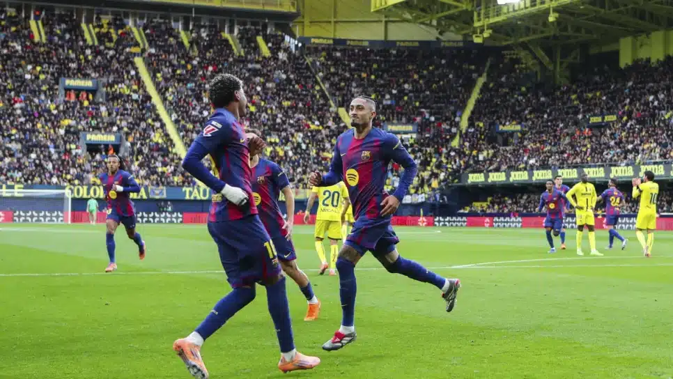 Raphinha celebra seu gol com Lamine Yamal no duelo entre Barcelona e Villarreal