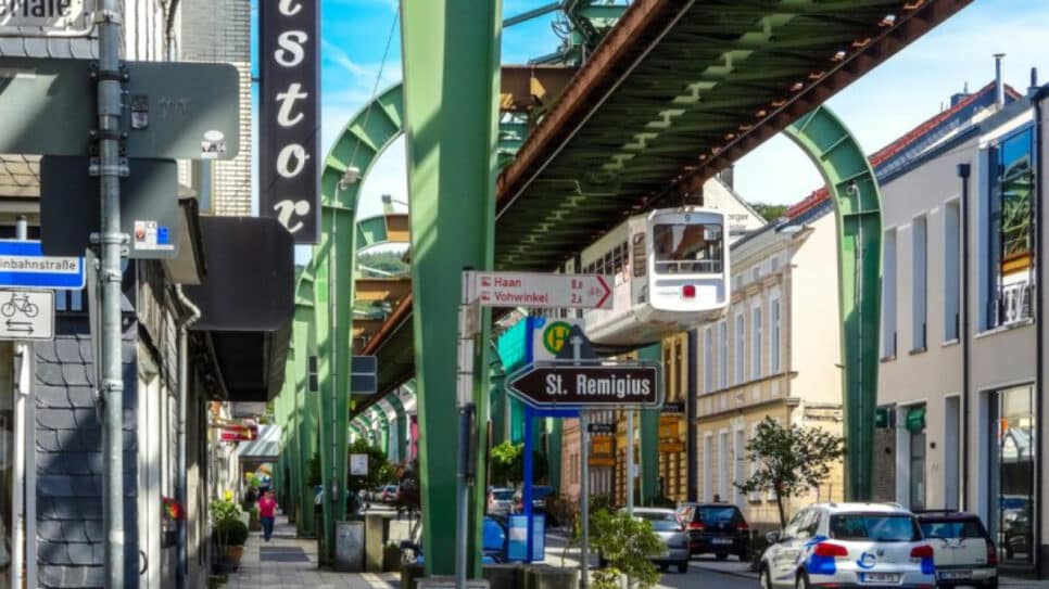 Rua em Wuppertal, Renânia do Norte-Vestfália, na Alemanha