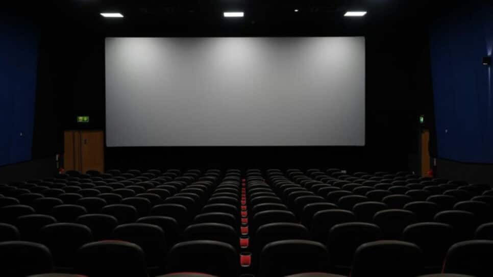 O decreto condiciona as cotas à quantidade de salas das empresas exibidoras; quanto maior é o complexo de cinemas, maior deve ser o percentual de sessões dedicadas às obras brasileiras | Unsplash