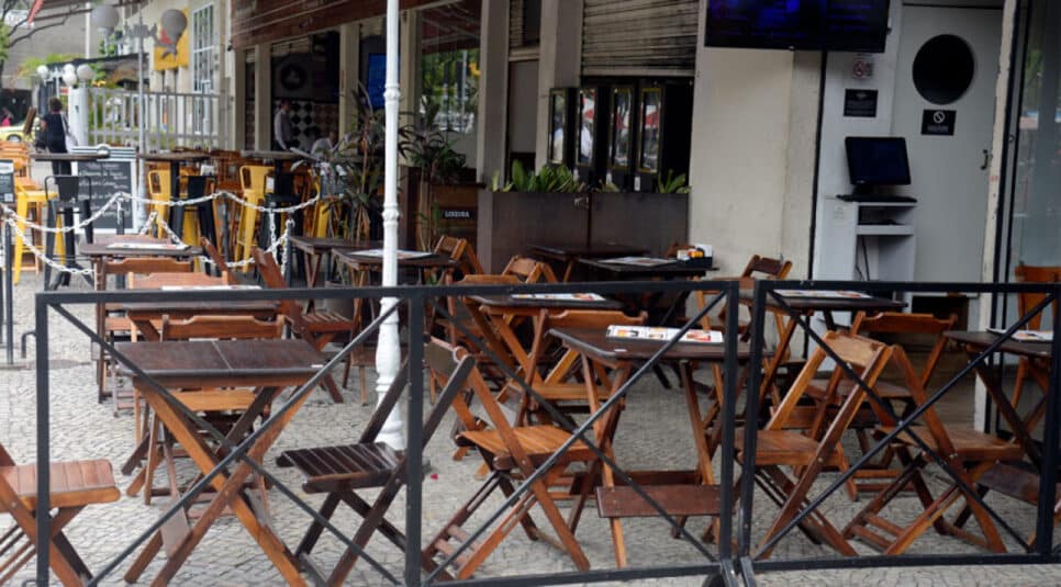 Integrando os segmentos de bares, restaurantes e viagens, a prestação de serviço foi o setor mais impacto pelas medidas de isolamento social