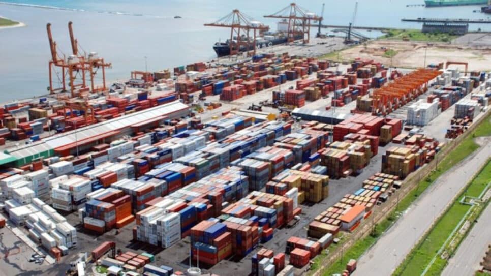 Na imagem, terminal de containeres no Porto de Suape (PE)