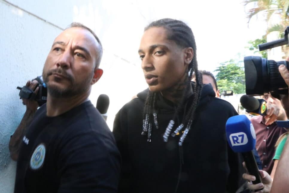 O rapper Oruam é preso em flagrante por abrigar um foragido da Justiça em sua casa no Rio de Janeiro