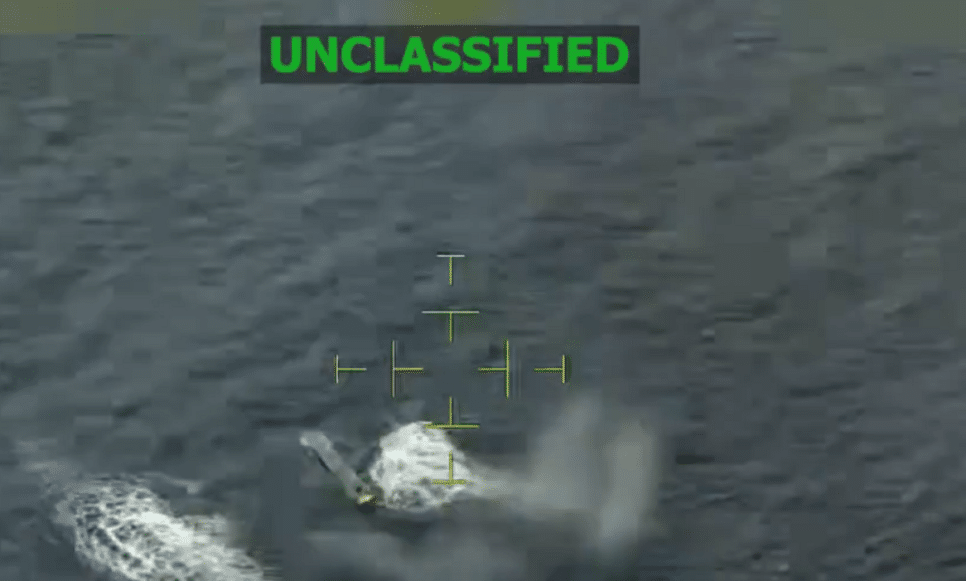 Imagem capturada do vídeo postada pelo Comando Sul do Exército dos EUA mostra suposta lancha do narcotráfico sendo abatida