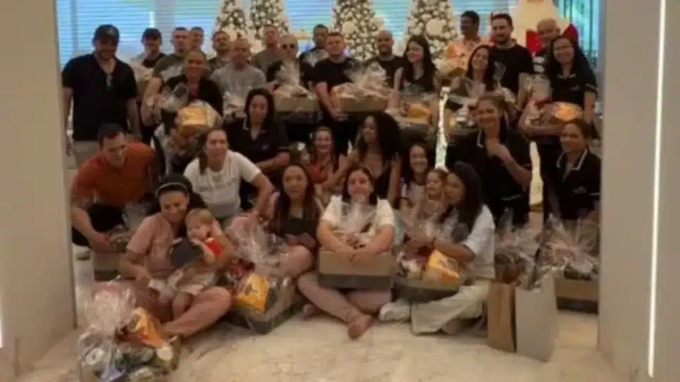 Virginia comemorou o final do ano com os funcionários de sua mansão