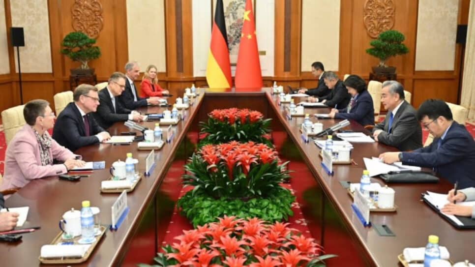 O ministro das Relações Exteriores da China, Wang Yi (direita), durante encontro com o ministro alemão, Johann Wadepuhl (esquerda)