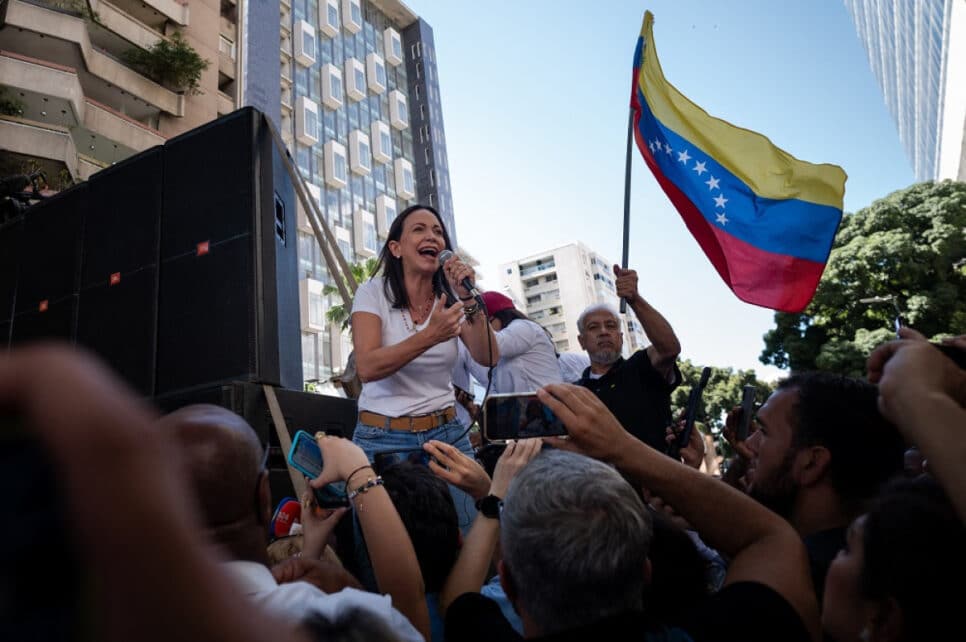 A líder da oposição venezuelana, Maria Corina Machado, fala a apoiadores durante uma manifestação no aniversário do levante de 1958 que derrubou uma ditadura militar, na praça Altamira, em Caracas