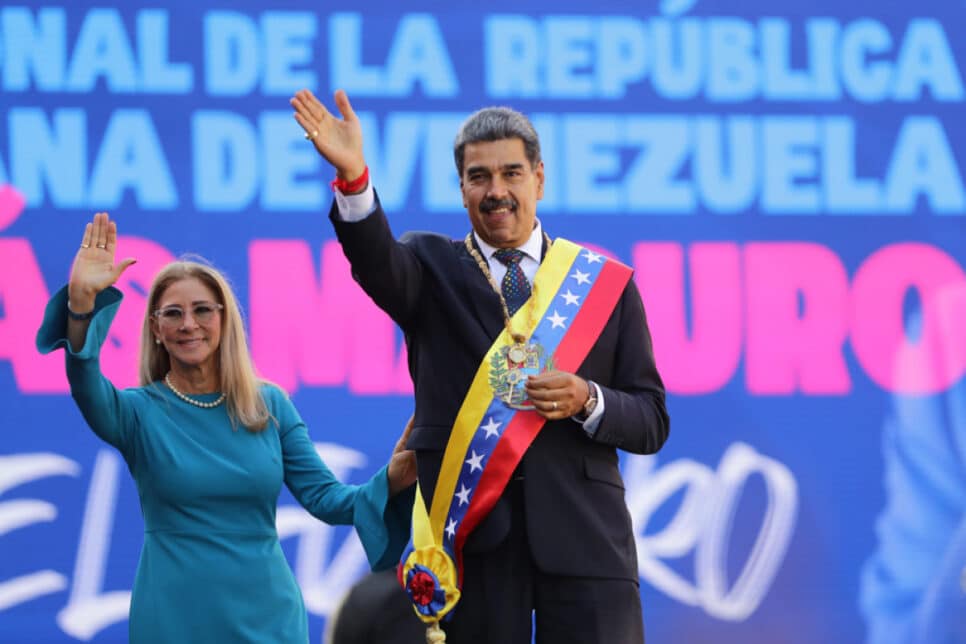 O líder chavista Nicolás Maduro cumprimenta seus seguidores ao lado de sua esposa, Cilia Flores