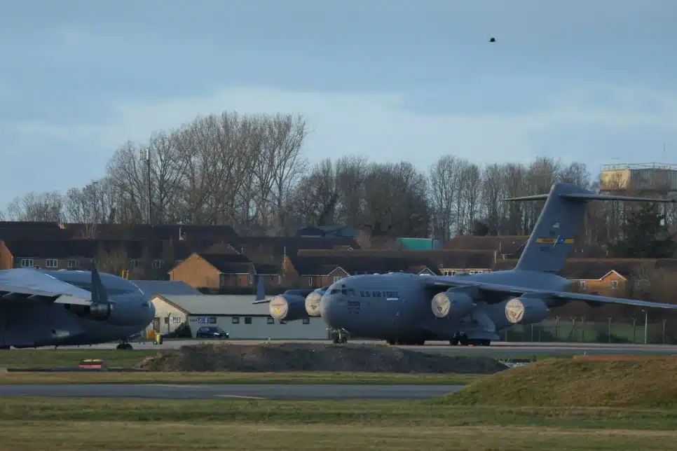 Aeronaves C-17 Globemaster III da Força Aérea dos EUA estacionadas na base aérea da RAF em Fairford