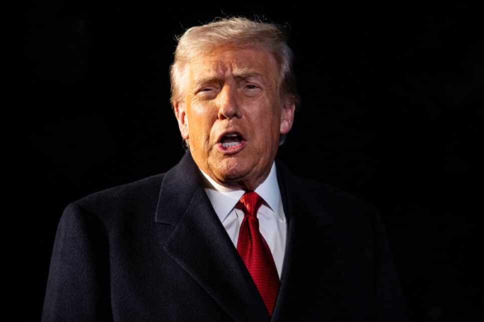 Donald Trump, fala com repórteres enquanto deixa o gramado sul da Casa Branca para embarcar no helicóptero Marine One.