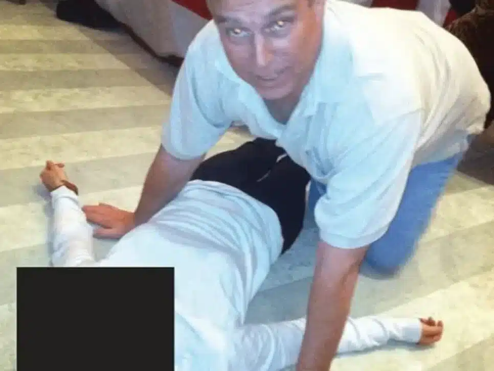 Andrew Mountbatten-Windsor agachado sobre mulher não identificada