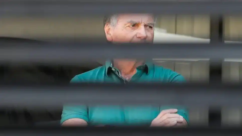 Bolsonaro preso em casa