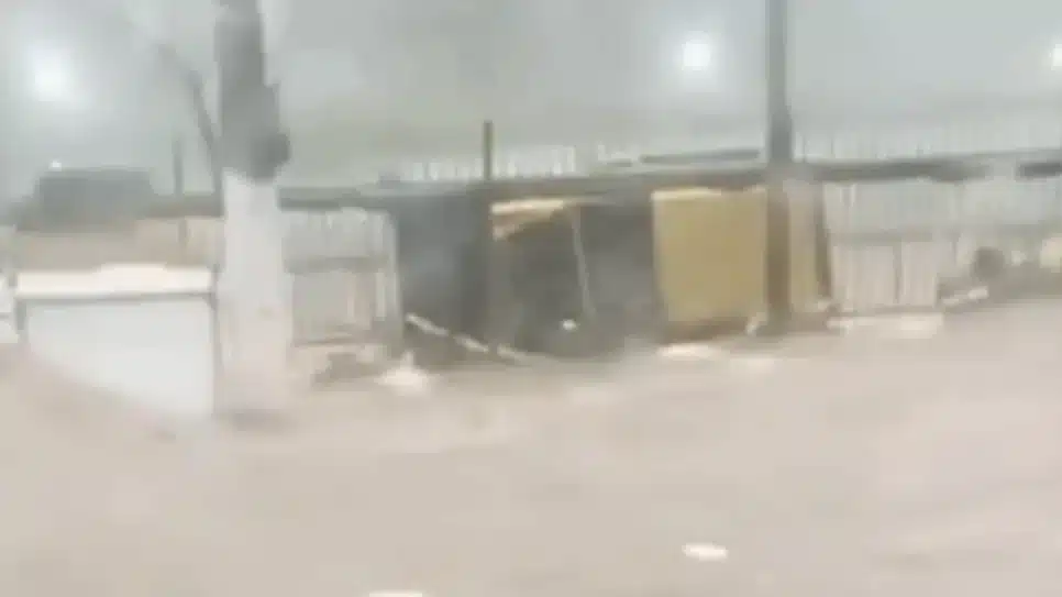 Carros sendo levados por enxurrada em São Paulo