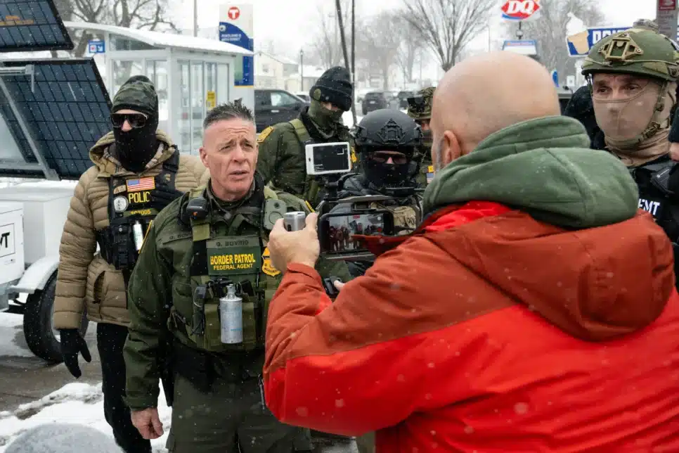 Comandante da Patrulha Fronteiras dos EUA, Greg Bovino, em transmissão ao vivo