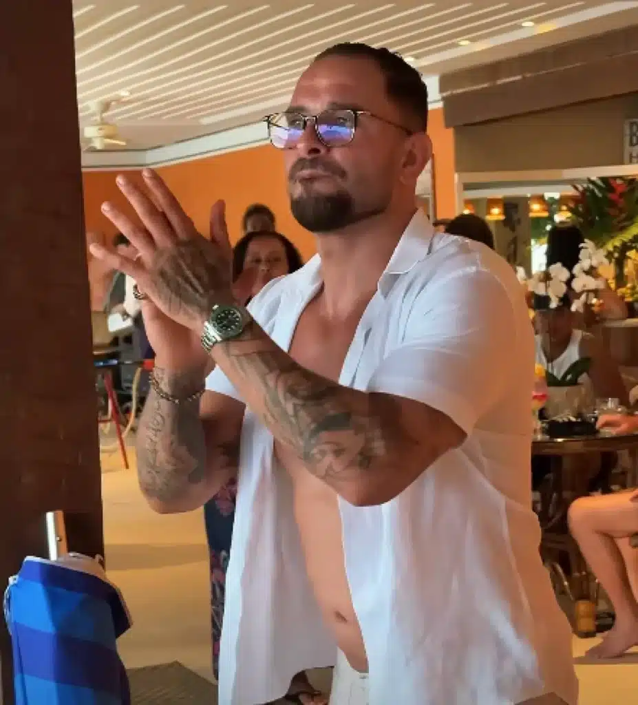 O sambista Diogo Nogueira comemora o ano-novo com amigos e familiares em Angra dos Reis