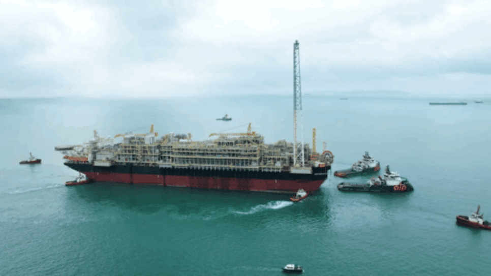 Na imagem, navio plataforma flutuante no campo de Bacalhau