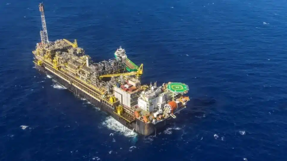 Na imagem, a plataforma P-67 em operação no Campo de Santos, no Rio de Janeiro (RJ)