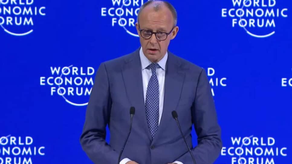 Na imagem, o checeler alemão Friedrich Merz discursando em Davos, na Suíça | Reprodução/YouTube @wef - 22.jan.2026