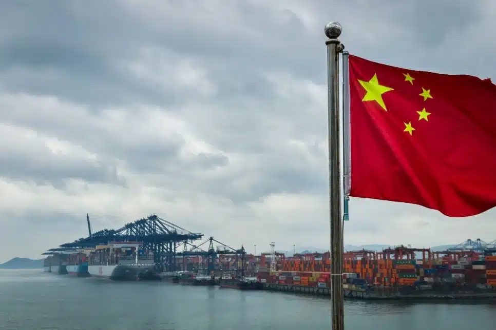 Bandeira chinesa em um porto na cidade de Shenzhen, China.
