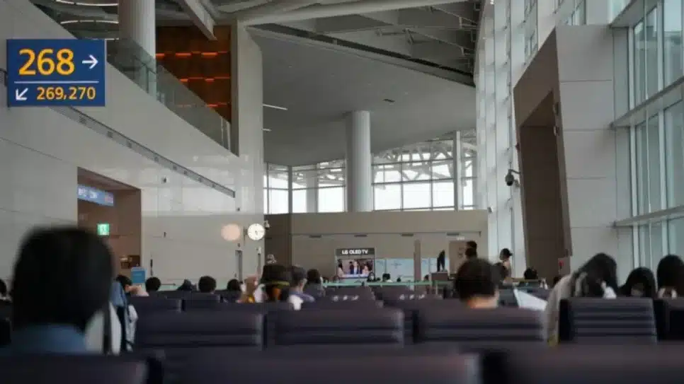 Pessoas sentadas no aeroporto internacional de Incheon, na Coreia do Sul