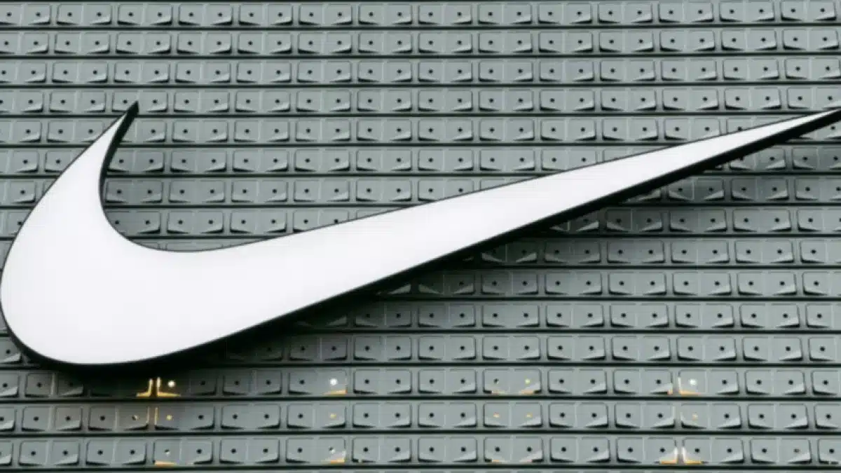 A Nike tenta reagir. Em outubro, Elliott Hill assumiu como CEO no lugar de John Donahoe e prometeu retomar a inovação e reforçar laços com varejistas