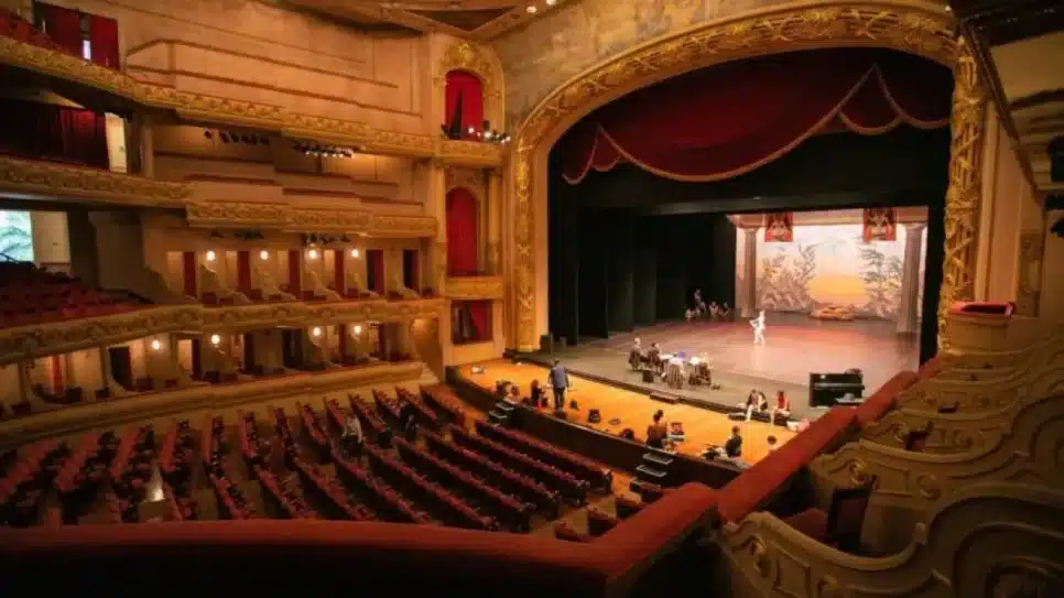 Inaugurado em 1909, o Theatro Municipal fica na Cinelândia, centro do Rio; é referência em ópera, balé e música clássica