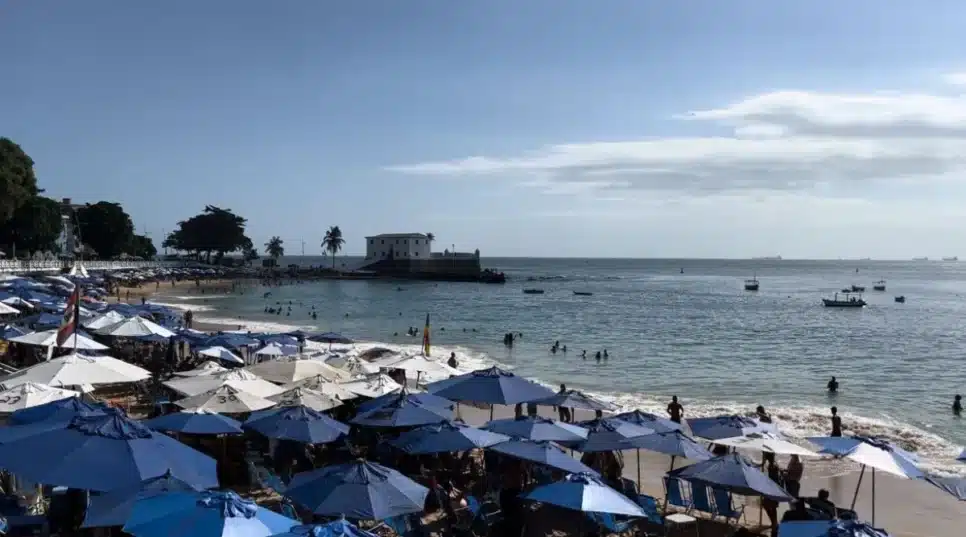 Praia em Salvador estava cheia no dia anterior ao protesto dos ambulantes