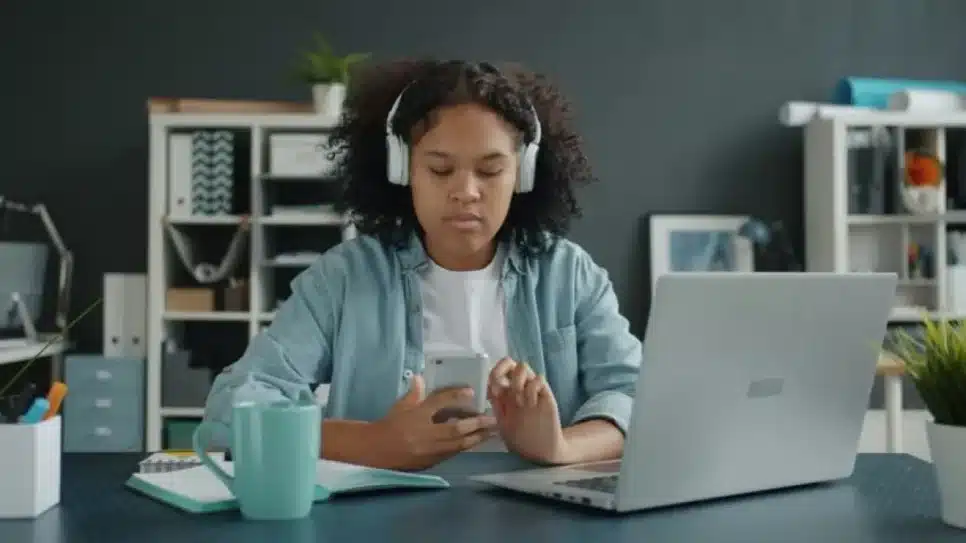 Até o momento, 10 plataformas terão que restringir contas de crianças e adolescentes até 16 anos | Vitaly Gariev (via Unsplash) - 5.dez.2025