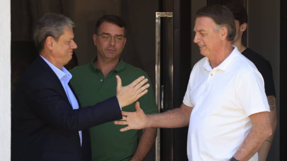 O governador de São Paulo, Tarcísio de Freitas (Republicanos) (E), visita nesta segunda-feira, 29, o ex-presidente Jair Bolsonaro (PL), que está em prisão domiciliar em Brasília.
