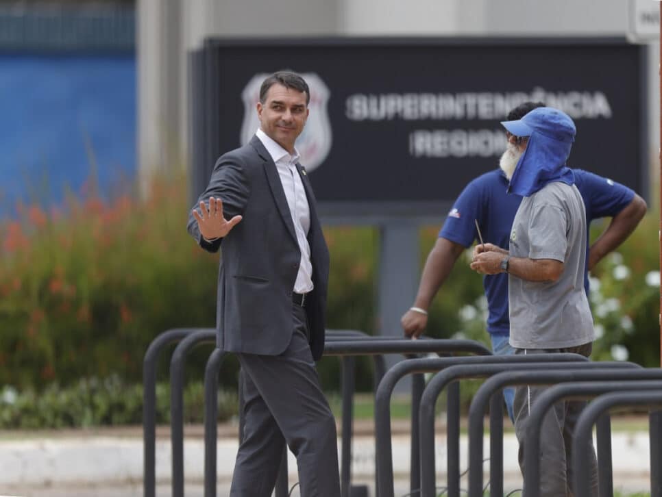 O senador Flávio Bolsonaro (PL-RJ)(c) na sede da Superintendência da Polícia Federal, em Brasília (DF), após visitar o seu pai, o ex-presidente Jair Messias Bolsonaro