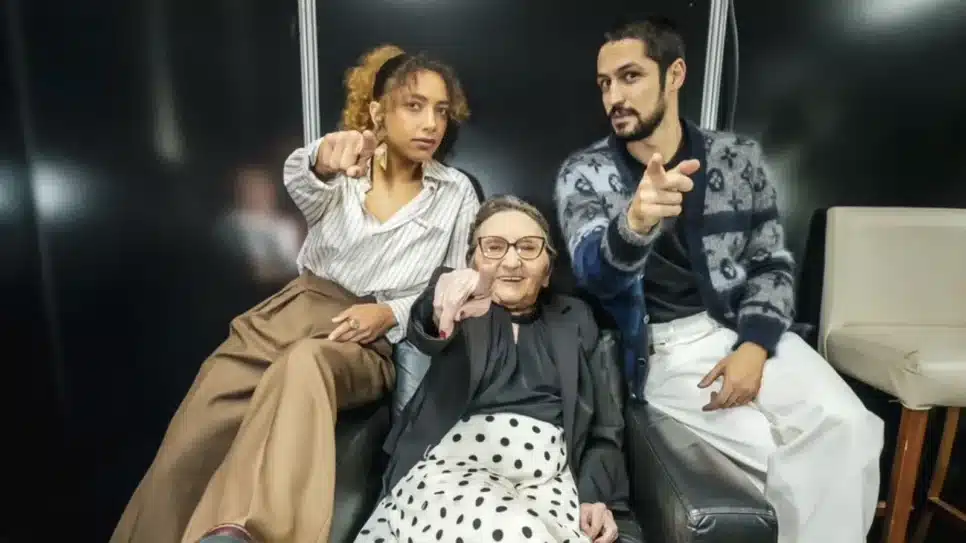 Alice Carvalho posa com Tânia Maria e Gabriel Leone