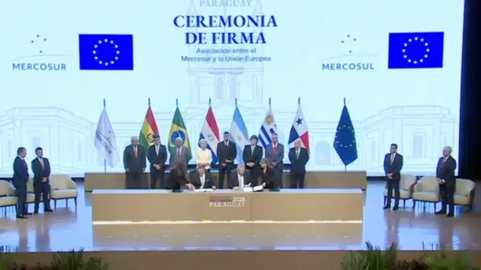 Representantes dos países integrantes do Mercosul e autoridades da União Europeia assinam o acordo entre Mercosul e União Europeia em cerimônia no Paraguai