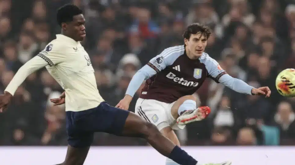 Aston Villa perdeu em casa para o Everton neste domingo (18)