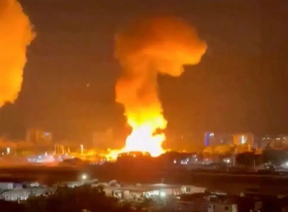 Explosões em Caracas após ataques dos Estados Unidos na madrugada deste sábado (3)