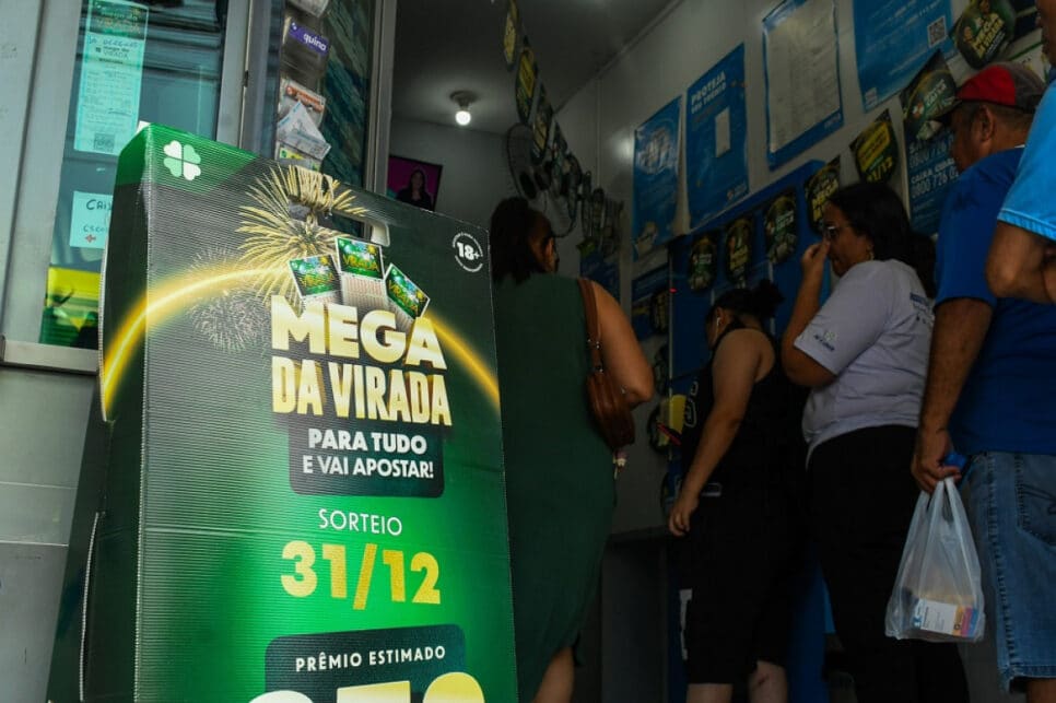 Movimentação em casa lotérica na Avenida Mateo Bei, no bairro São Mateus, na zona leste de São Paulo