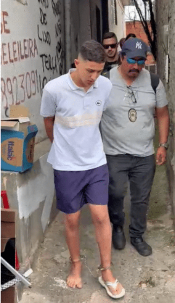 Suspeito de envolvimento no assalto a Maria Prata sendo preso