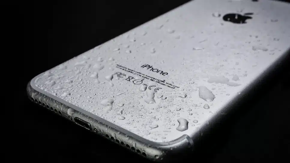 Veja o que fazer caso o celular molhe