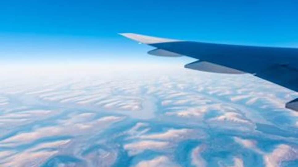 Na imagem, vista da janela de avião durante voo