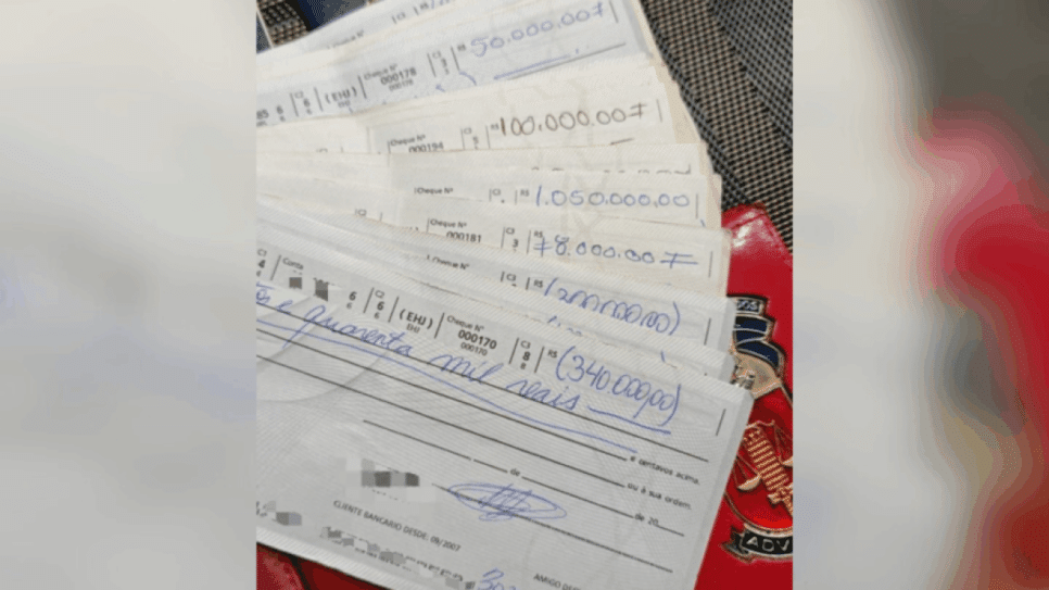 Na imagem, cheques apreendidos pela Polícia Civil do Paraná, que somam R$ 11,6 milhões, da quadrilha suspeita de participar do roubo de diamantes