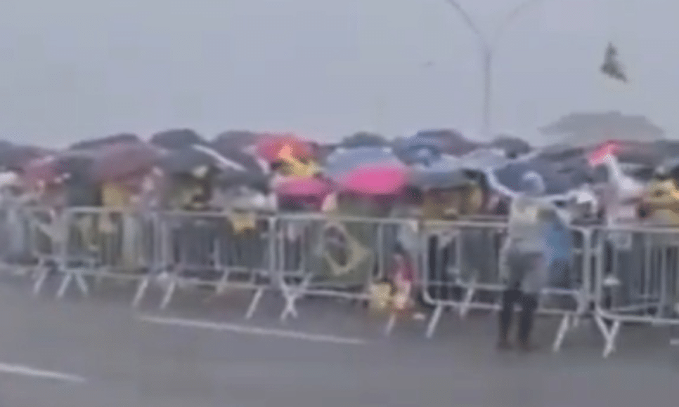 Manifestantes durante espera pela chegada do deputado Nikolas Ferreira em Brasília