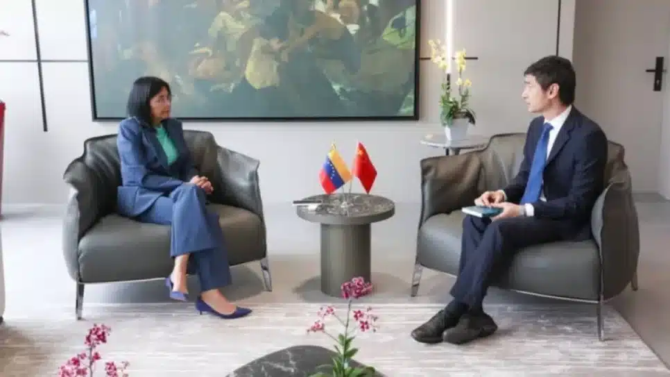 Delcy Rodríguez se encontrou com o embaixador da China na Venezuela, Lan Hu, na 5ª feira (8.jan.2026)