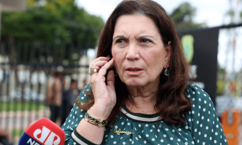 Deputada Federal Bia Kicis em frente a sede da Polícia Federal após a prisão do ex-presidente Jair Bolsonaro