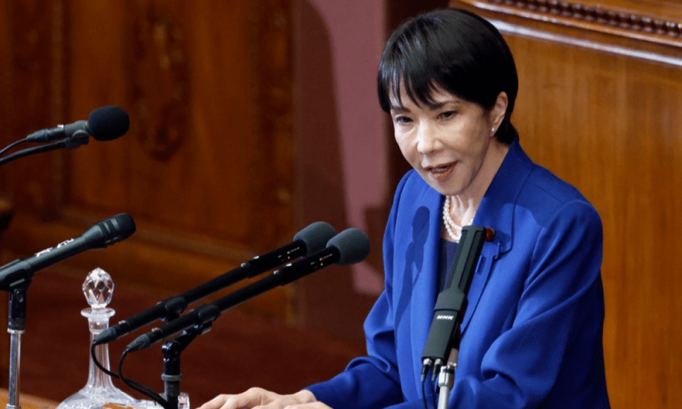 Nova primeira-ministra do Japão, Sanae Takaichi, faz um discurso político, em Tóquio