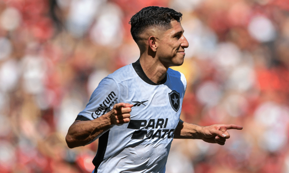 Savarino jogador do Botafogo durante partida contra o Flamengo no estádio Maracanã pelo campeonato Brasileiro A 2024