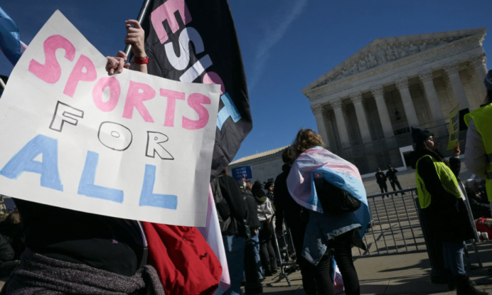 Defensores dos direitos LGBTQ+ se manifestam em frente à Suprema Corte dos EUA, enquanto os juízes ouvem argumentos em contestações às proibições estaduais de atletas transgênero em esportes femininos